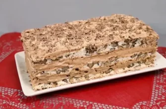 Tort cu blaturi din bezea cu nucă
