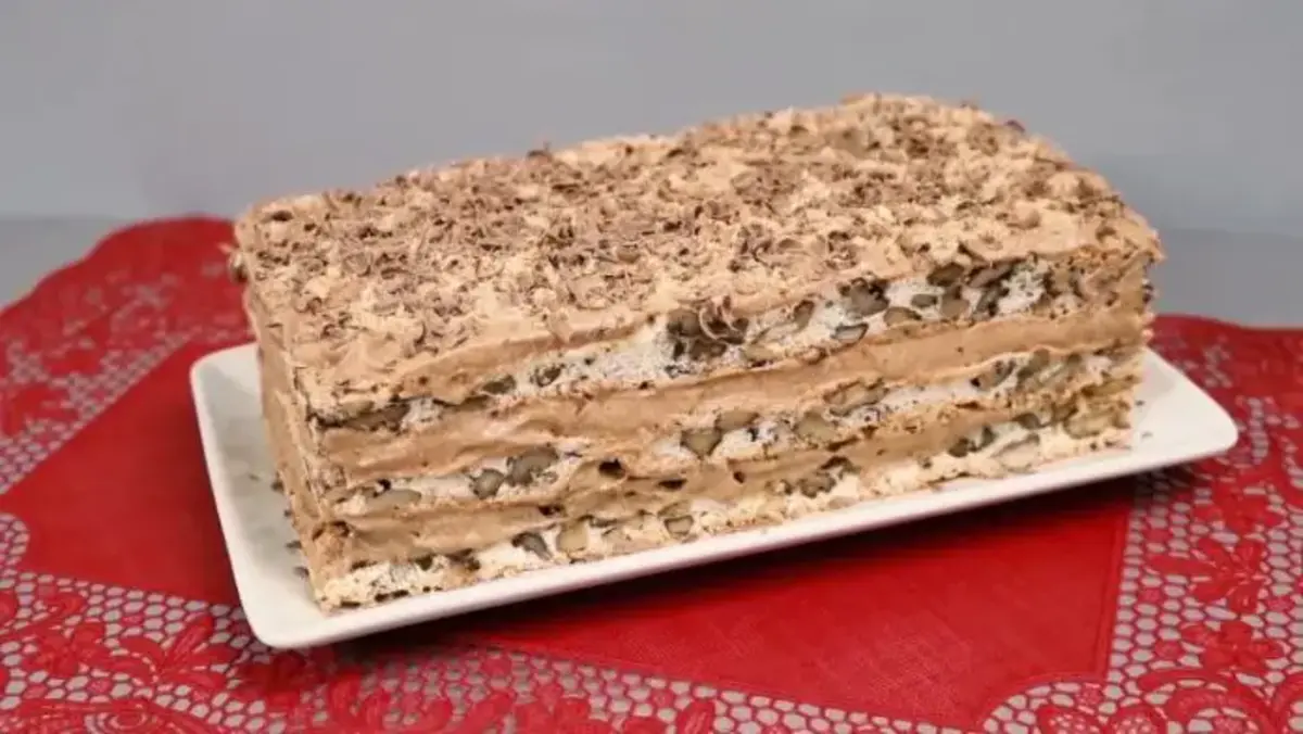 Tort cu blaturi din bezea cu nucă 
