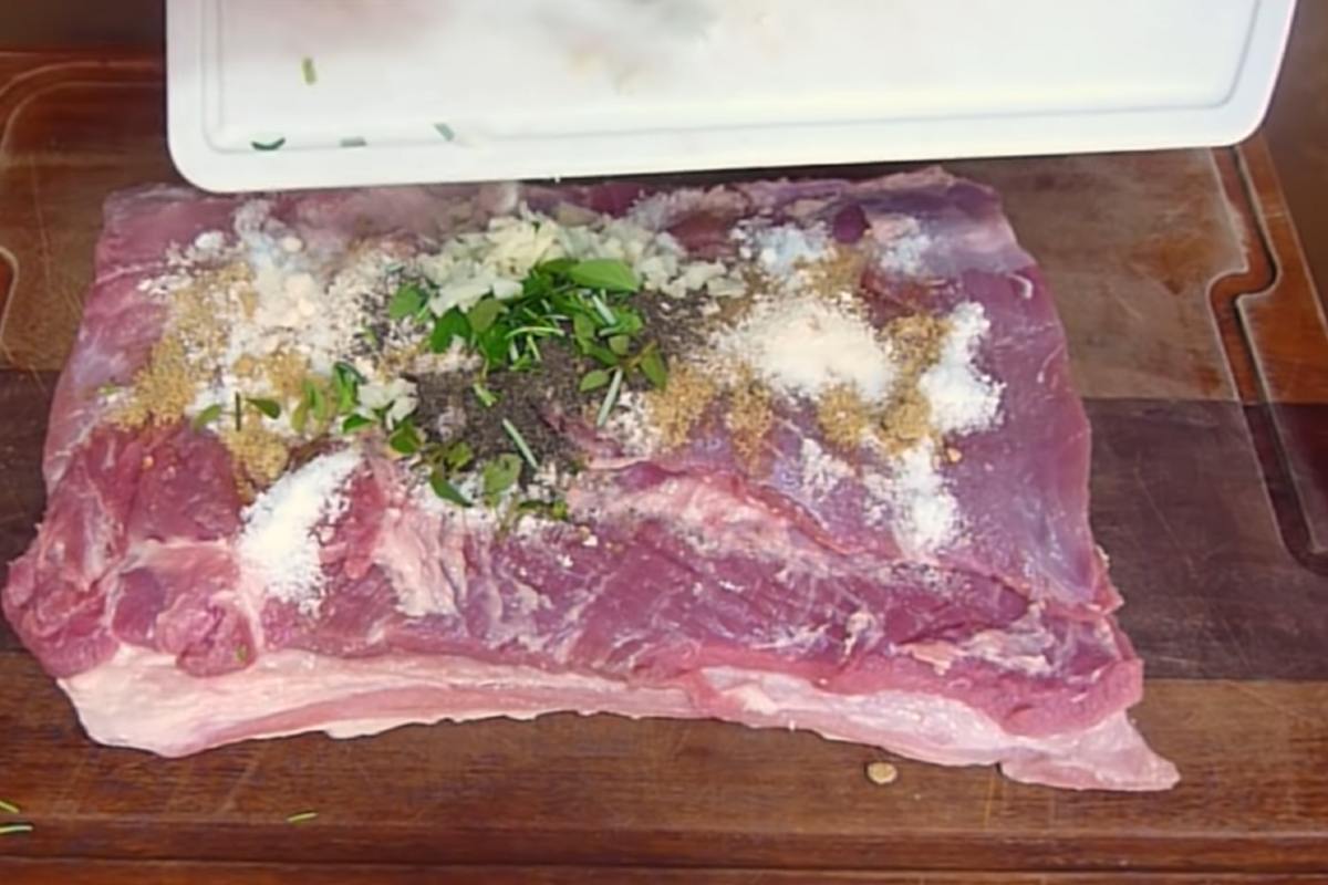 Cârnaț uscat de casă din piept de porc