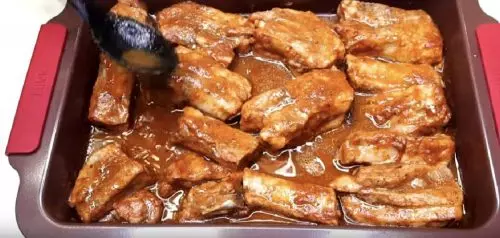 Coaste de porc fragede și suculente în sos dulce-picant cu piure de mere – rețeta nr.1 unui chef celebru din Montreal