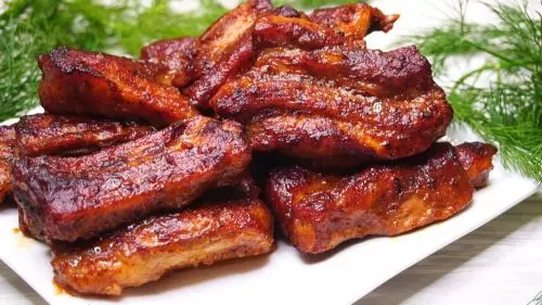 Coaste de porc fragede și suculente în sos dulce-picant cu piure de mere – rețeta unui chef celebru din Montreal