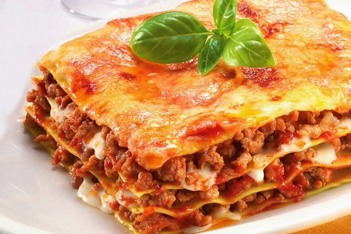 Lasagna cu carne tocată și sos Bechamel – Rețeta clasică italiană, pas cu pas