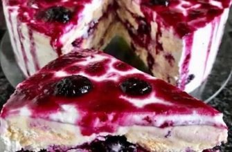 Tort rapid cu biscuiți, mascarpone și gem de afine, fără coacere