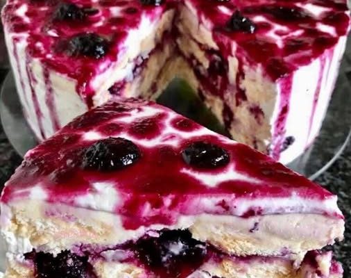 Tort rapid cu biscuiți, mascarpone și gem de afine, fără coacere