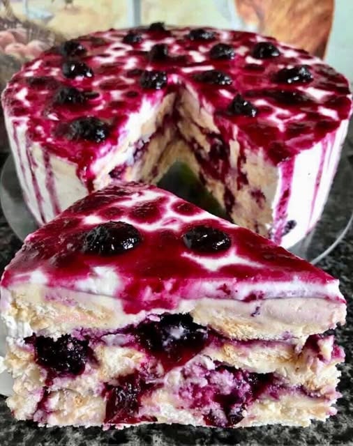 Tort rapid cu biscuiți, mascarpone și gem de afine, fără coacere