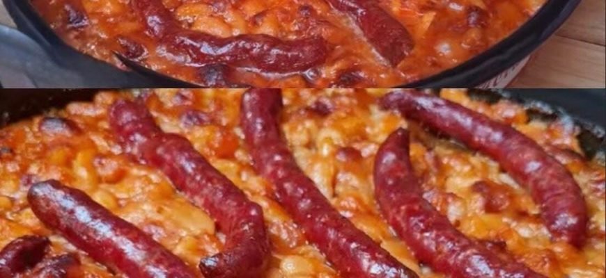 Fasole la tavă cu cârnați