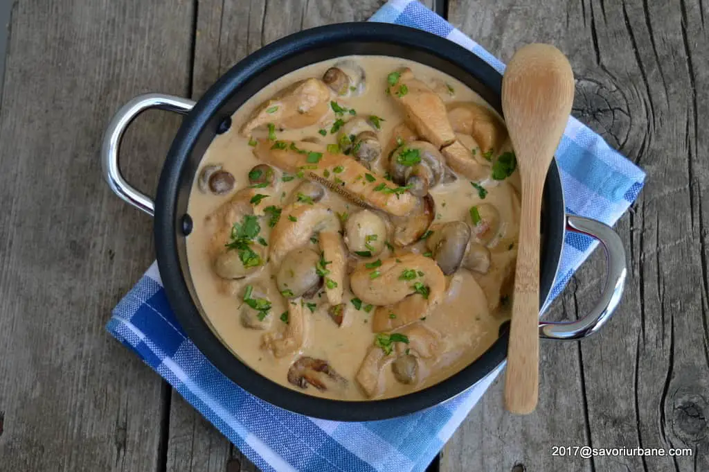 Prepar acest pui cu ciuperci de 3 ori pe săptămână! 😋 Se face ușor, iar gustul este fantastic!