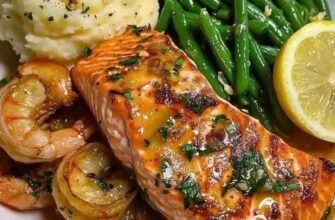 Somon la cuptor cu creveți și sos de lămâie, piure de cartofi și fasole verde