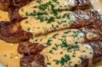 Friptură Suculentă de Vită cu Sos CreMOS de Usturoi