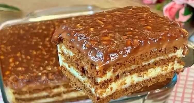 Tort fără coacere cu bază din biscuiți și cremă de ciocolată