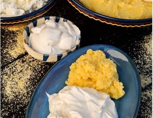 Mămăligă cu brânză și smântână
