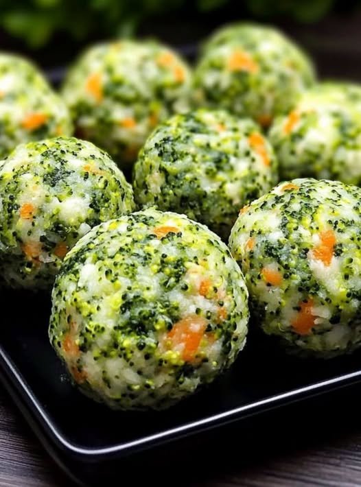 Aceste chiftele de broccoli sunt preferatele casei mele! Sunt simplu de făcut și ideale pentru o cină agitată în seara săptămânii. N-o să-ți vină să crezi cât de gustoase și hrănitoare sunt - încearcă-le astăzi!