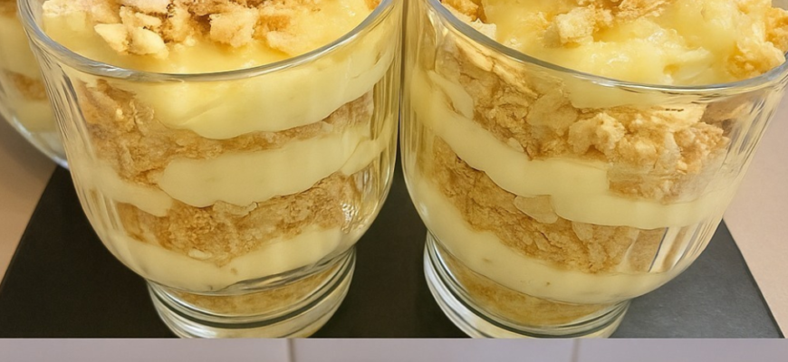 Ori de câte ori mă simt leneșă, fac mereu acest desert: „Napoleon la pahar”. E absolut delicios de mâncat – e devorat în două minute