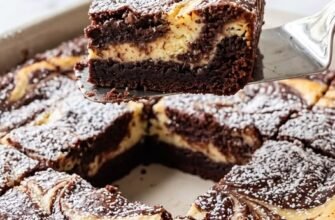 Tortul de ciocolată cu umplutură de cheesecake este un desert excepțional care îmbină aroma intensă de cacao cu o cremă catifelată.