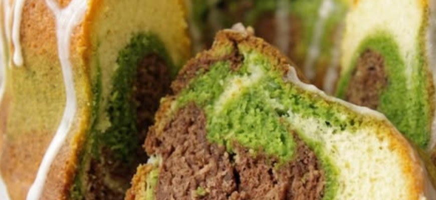 Cozonac pufos cu adaos natural de spanac creeaza o compozitie colorata perfecta pentru sarbatori si intalniri de familie.