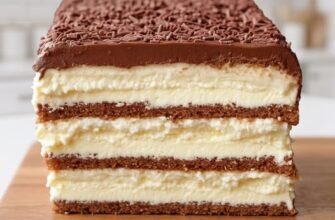 Deliciul stratificat cu vanilie și ciocolată este un desert elegant, care încântă prin combinația dintre crema catifelată și aroma intensă de ciocolată.