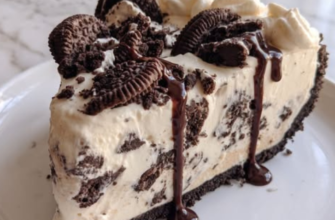 Prăjitura Oreo fără coacere este desertul perfect pentru iubitorii de dulciuri cremoase și ciocolată.