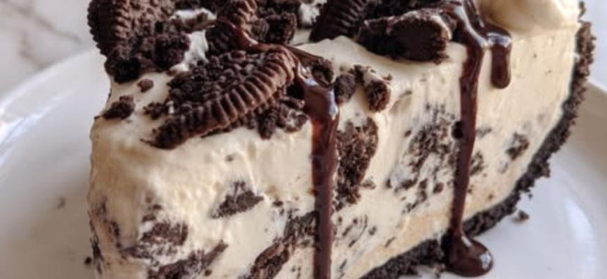 Prăjitura Oreo fără coacere este desertul perfect pentru iubitorii de dulciuri cremoase și ciocolată.