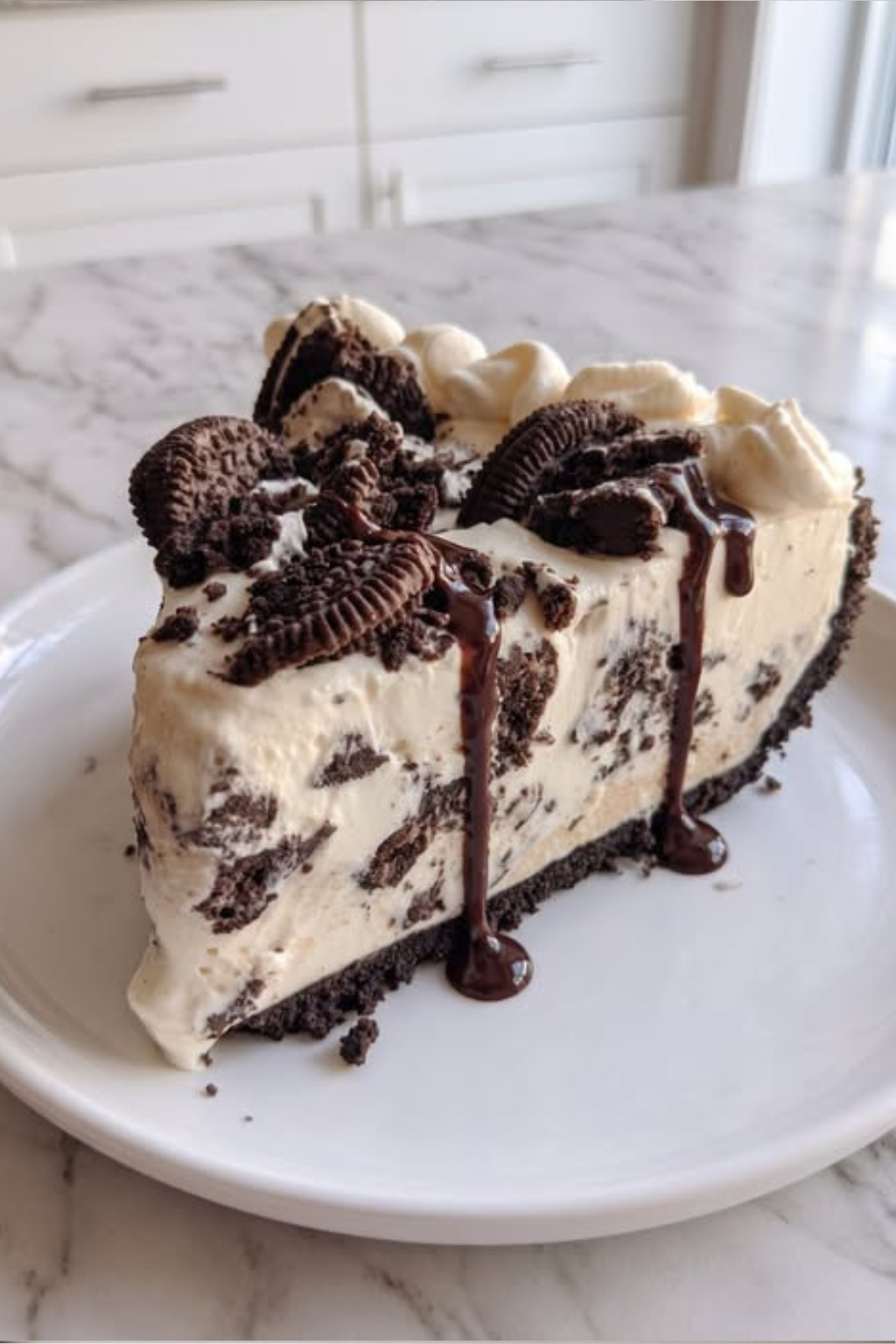 Prăjitura Oreo fără coacere este desertul perfect pentru iubitorii de dulciuri cremoase și ciocolată.