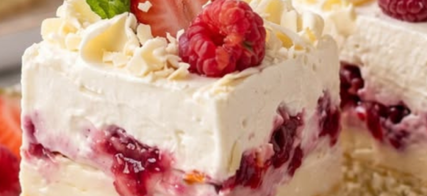 Prăjitura cu Cremă de Vanilie, Zmeură și Ciocolată Albă este un desert elegant care încântă cu gustul său delicat și fructat.
