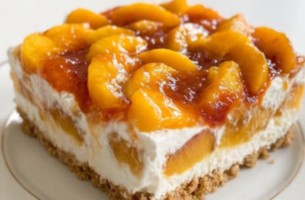 Prăjitura cu Mascarpone și Piersici este desertul perfect pentru cei care iubesc prăjiturile ușoare și cremoase.