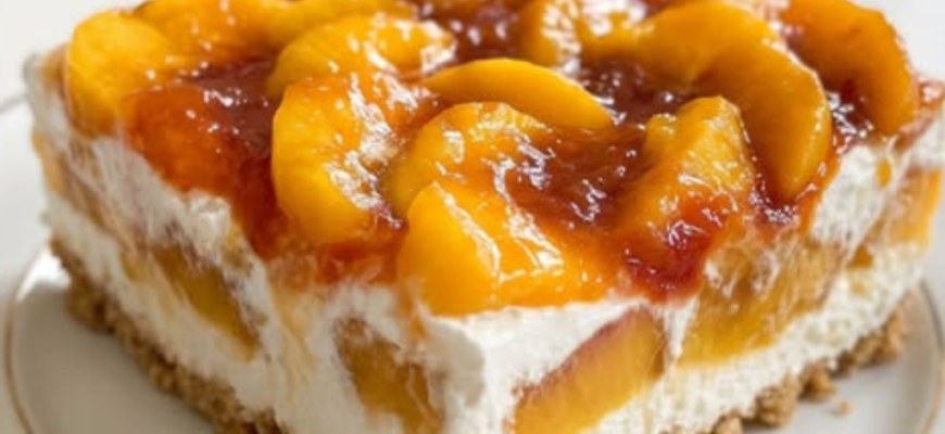 Prăjitura cu Mascarpone și Piersici este desertul perfect pentru cei care iubesc prăjiturile ușoare și cremoase.