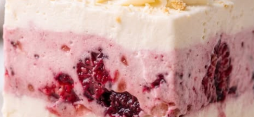 Prăjitura fără coacere cu zmeură și vanilie este desertul perfect pentru zilele calde și ocazii speciale.