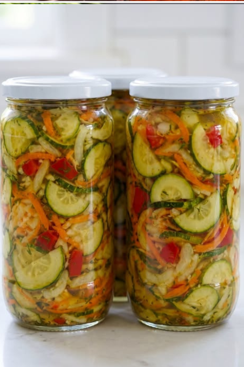 Salata de dovlecei, morcovi și ardei este o garnitură colorată care se potrivește de minune pentru cinele și grătarele de zi cu zi.