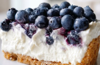 Tarta cu mascarpone si fructe de pădure este un desert elegant care combină perfect partea de jos a firimiturilor cu crema delicată.