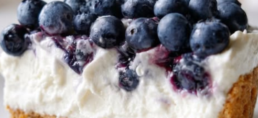 Tarta cu mascarpone si fructe de pădure este un desert elegant care combină perfect partea de jos a firimiturilor cu crema delicată.
