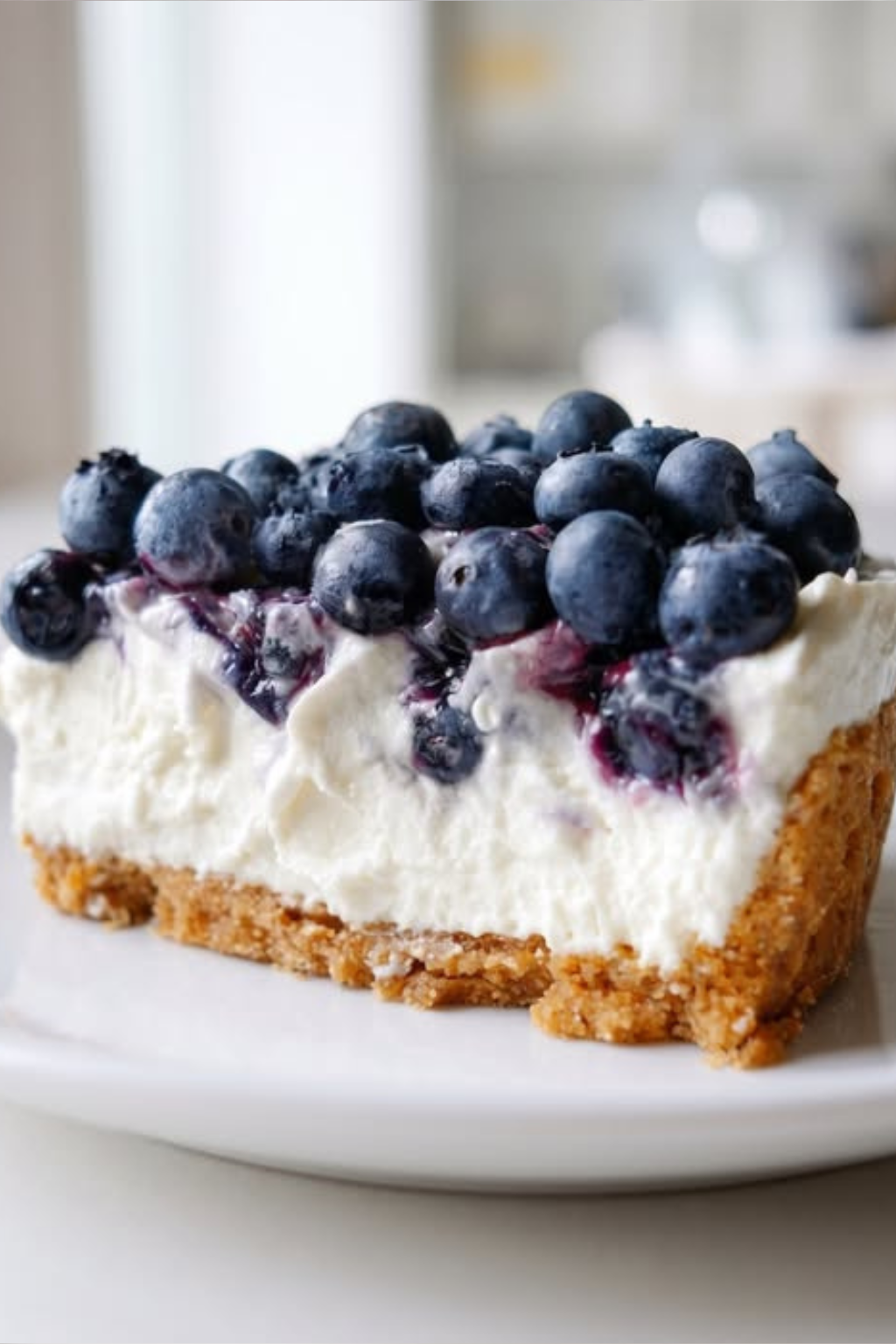 Tarta cu mascarpone si fructe de pădure este un desert elegant care combină perfect partea de jos a firimiturilor cu crema delicată.